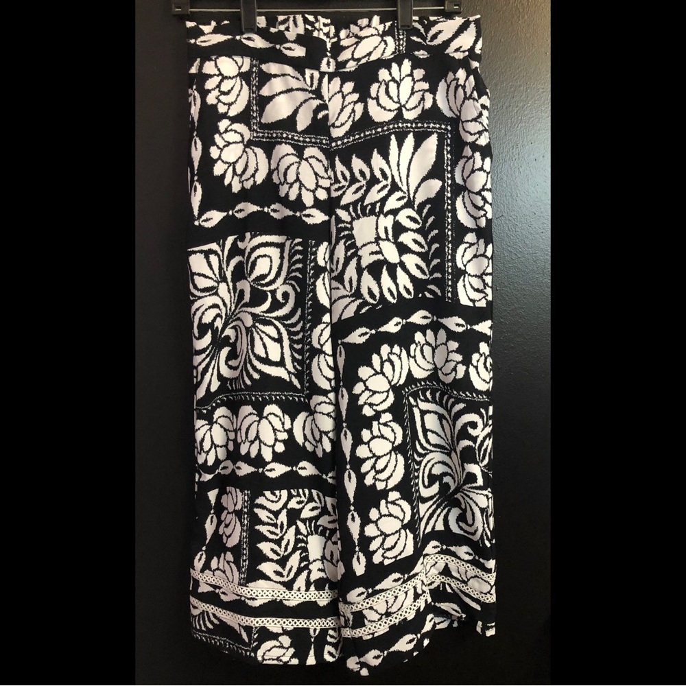 Rudy Rd. Black & White Floral Wide Leg Crop Pants